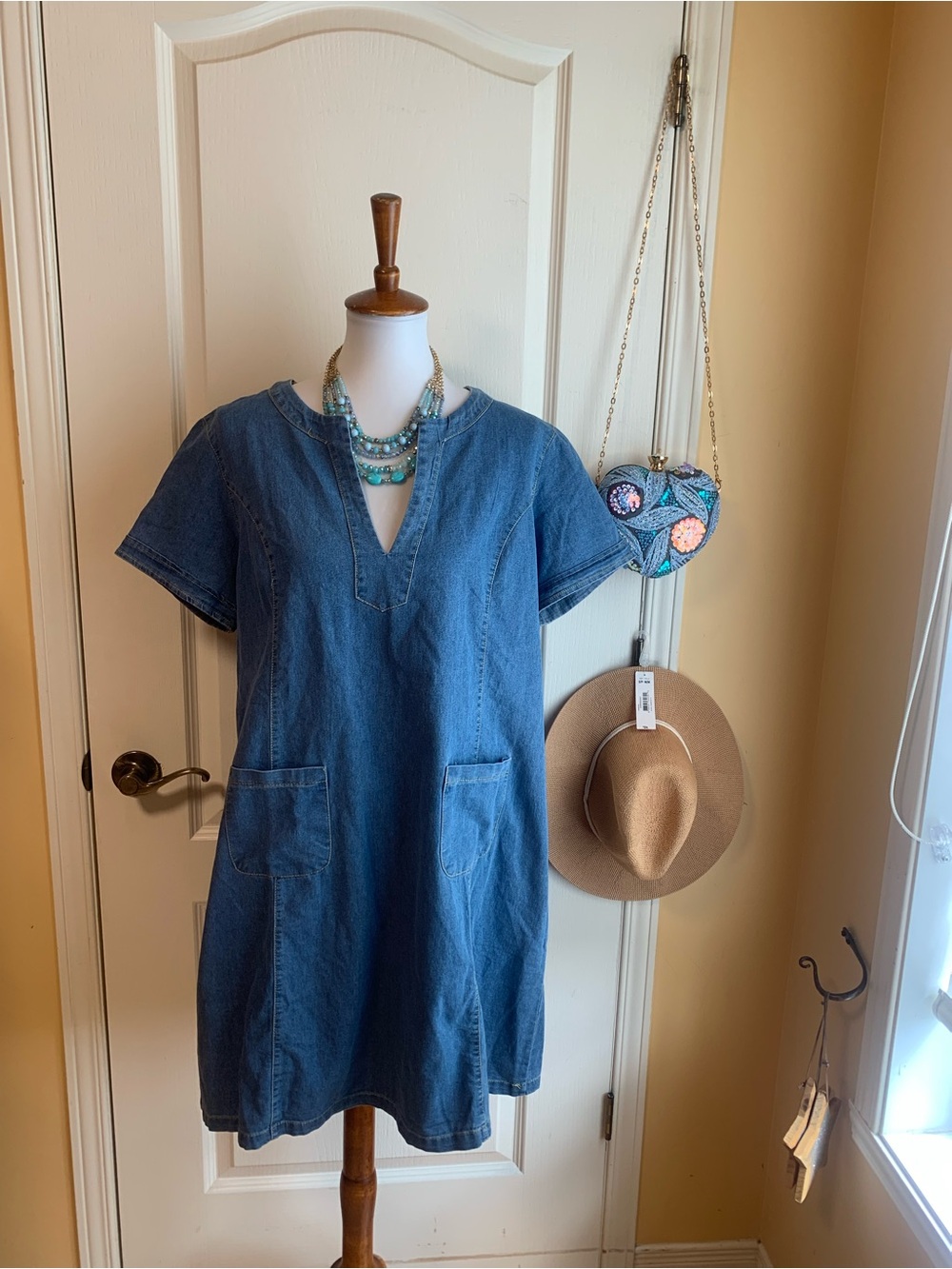 V-Neck Ligth Shift Dress with Front Pockets -